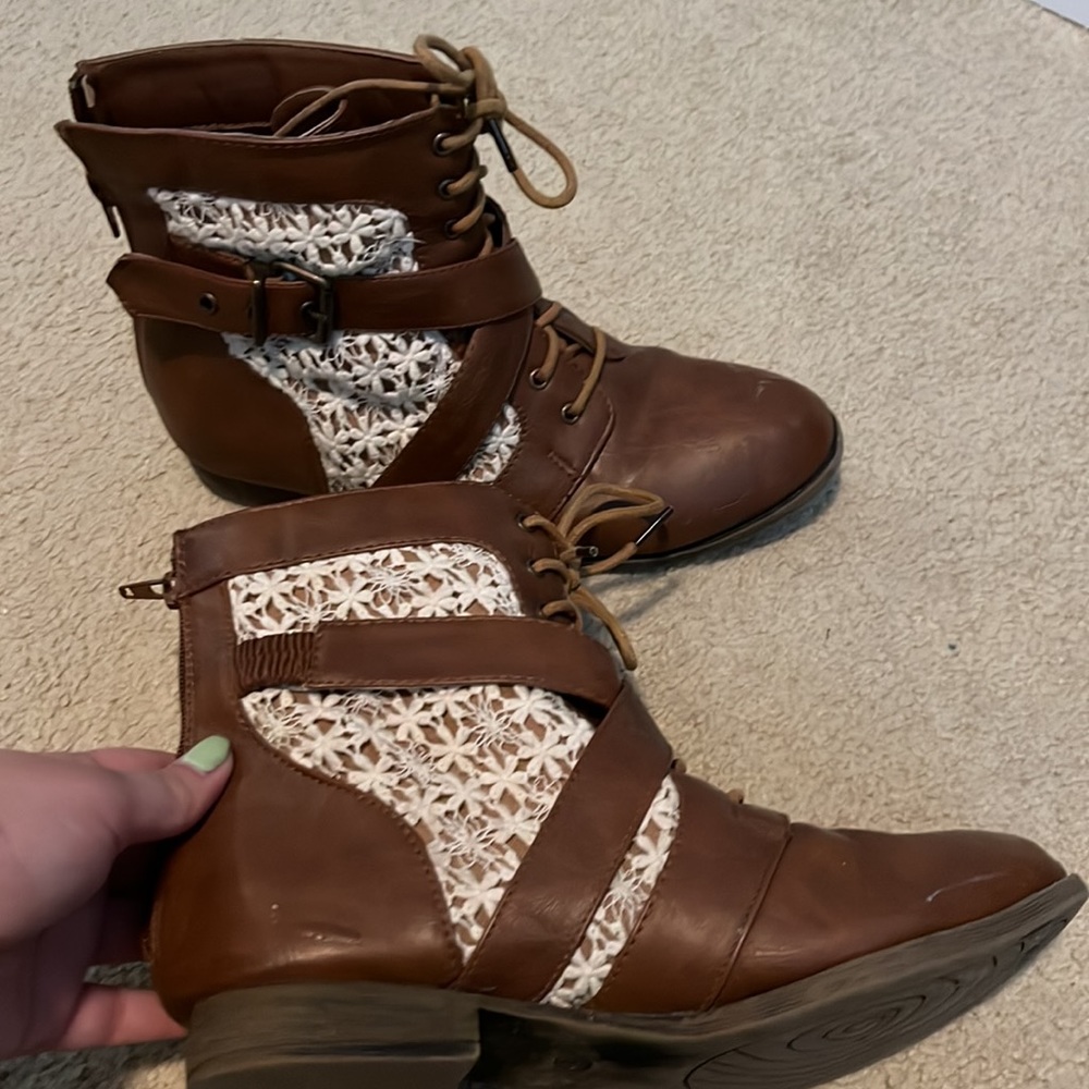 Boots - Picture 5 of 6